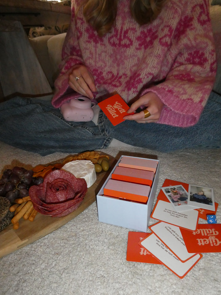 Gjett Tallet - spillkort på bordet med snacks
