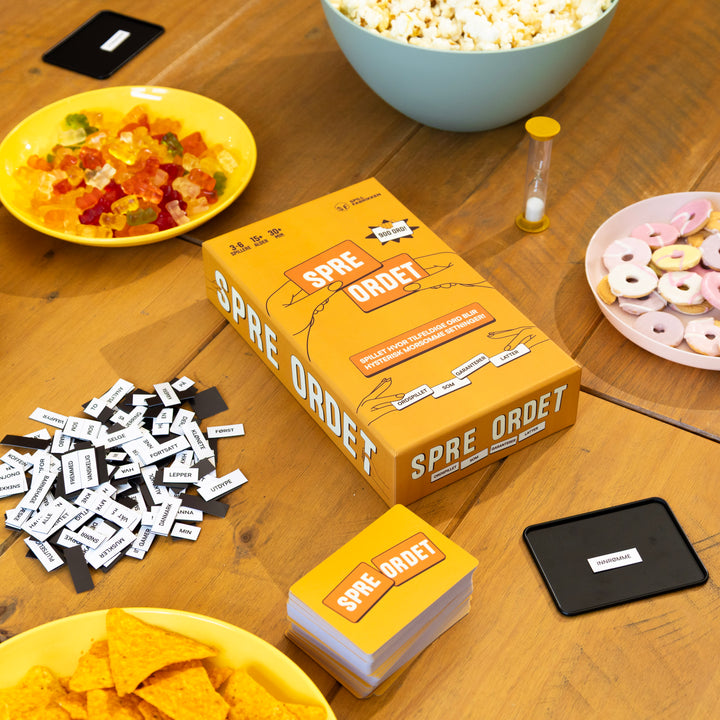 Spre Ordet - eske og ordmagneter med snacks på bordet